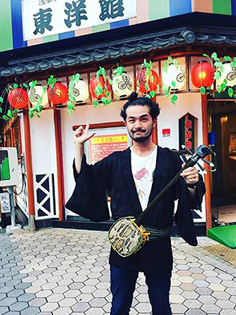 日光から東洋館までパフォーマンスでやってきた渡猛さん