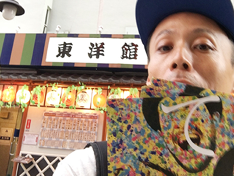 チラシを持って東洋館へ来た小田篤史さん